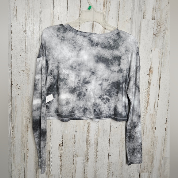Arizona NWT Women's Black Gray Tie Dye Acid Wash Print Cropped Long Sleeve Top - Picture 11 of 11